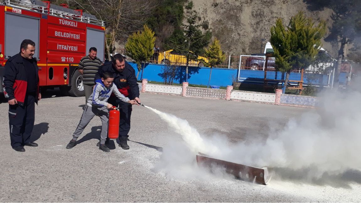 Okulumuzda, Türkeli Belediyesi İtfaiye Çavuşluğu ekibiyle yangın eğitimi ve tatbikatı yapıldı. Emeği geçen herkese teşekkür ederiz.