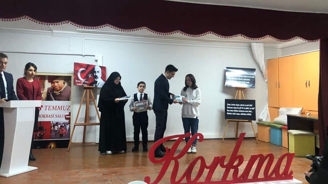 ilçemizde düzenlenen  Akif'in sözü Cumhuriyet'in 100'ü temalı kompozisyon yarışmasında 8-A sınıfı öğrencimiz Dilek ÖZTÜRK 1. oldu.