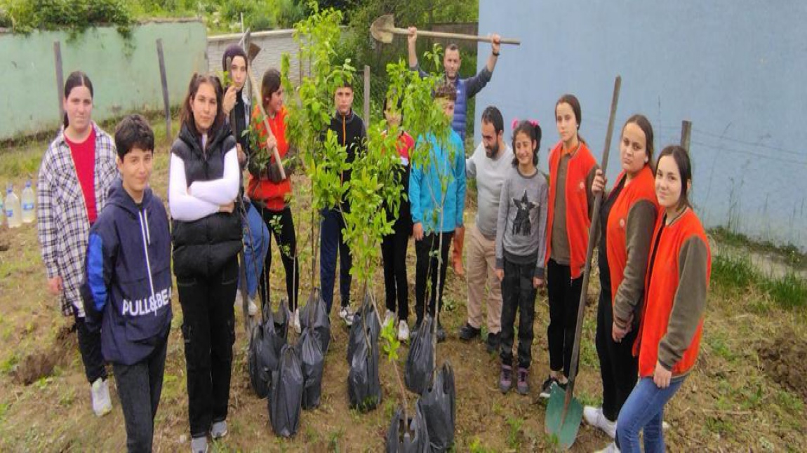 ÇEDES Projesi kapsamında okulumuzda depremden etkilenen 10 il için ''Birlikte Yeşerteceğiz'' sloganı ile  ağaç dikme etkinliği yapıldı.